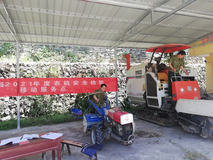 农机干部对农业机械开展年度检验.jpg