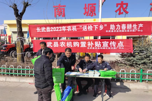 现场宣传农机安全知识、惠农政策.jpg