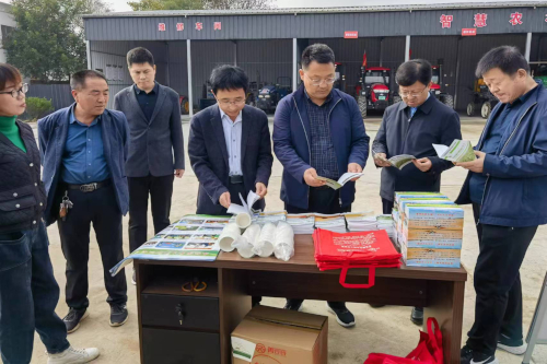 查验组查阅资料 .jpg