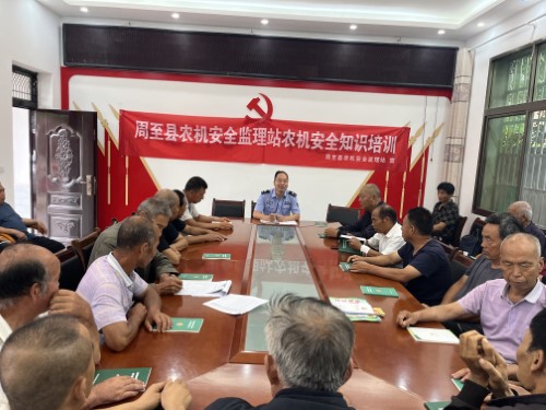 进行农机安全知识讲解.jpg