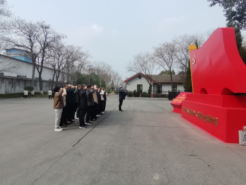 党员集体重温入党誓词.jpg