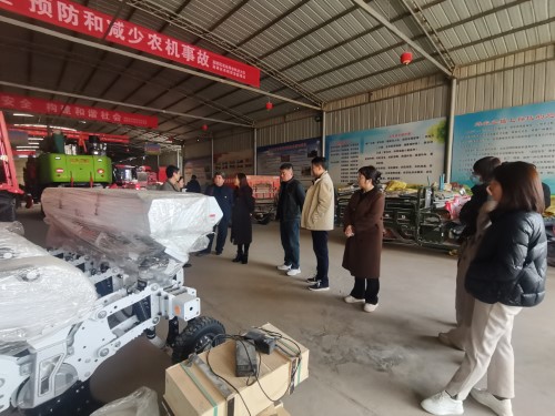 党员在合作社交流学习.jpg