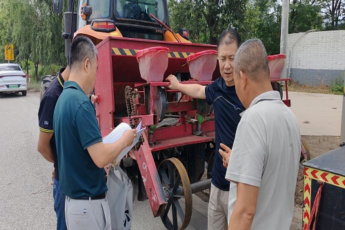2025.6.2终南大道长安段慰问咸阳拖拉机机手.jpg