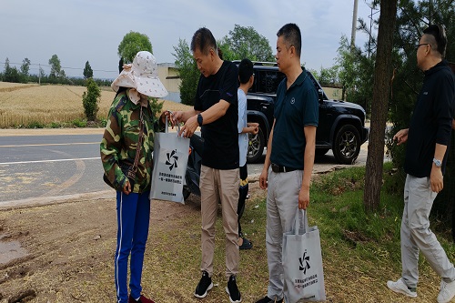 2025.6.2蓝田县前卫镇王庄村指导并慰问机手.jpg
